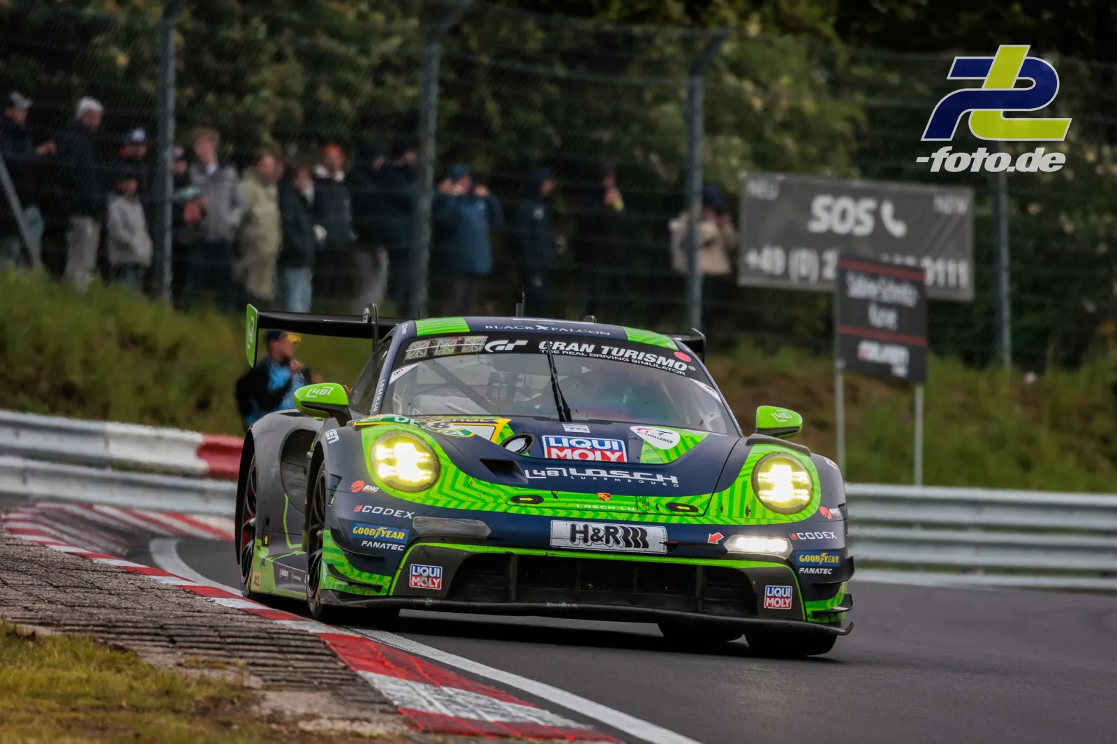 Porsche 911 GT3 R Evo26 #48 des Teams LOSCH MOTORSPORT by Black Falcon während des 24h-Rennens auf dem Nürburgring in grün-schwarzer Lackierung.