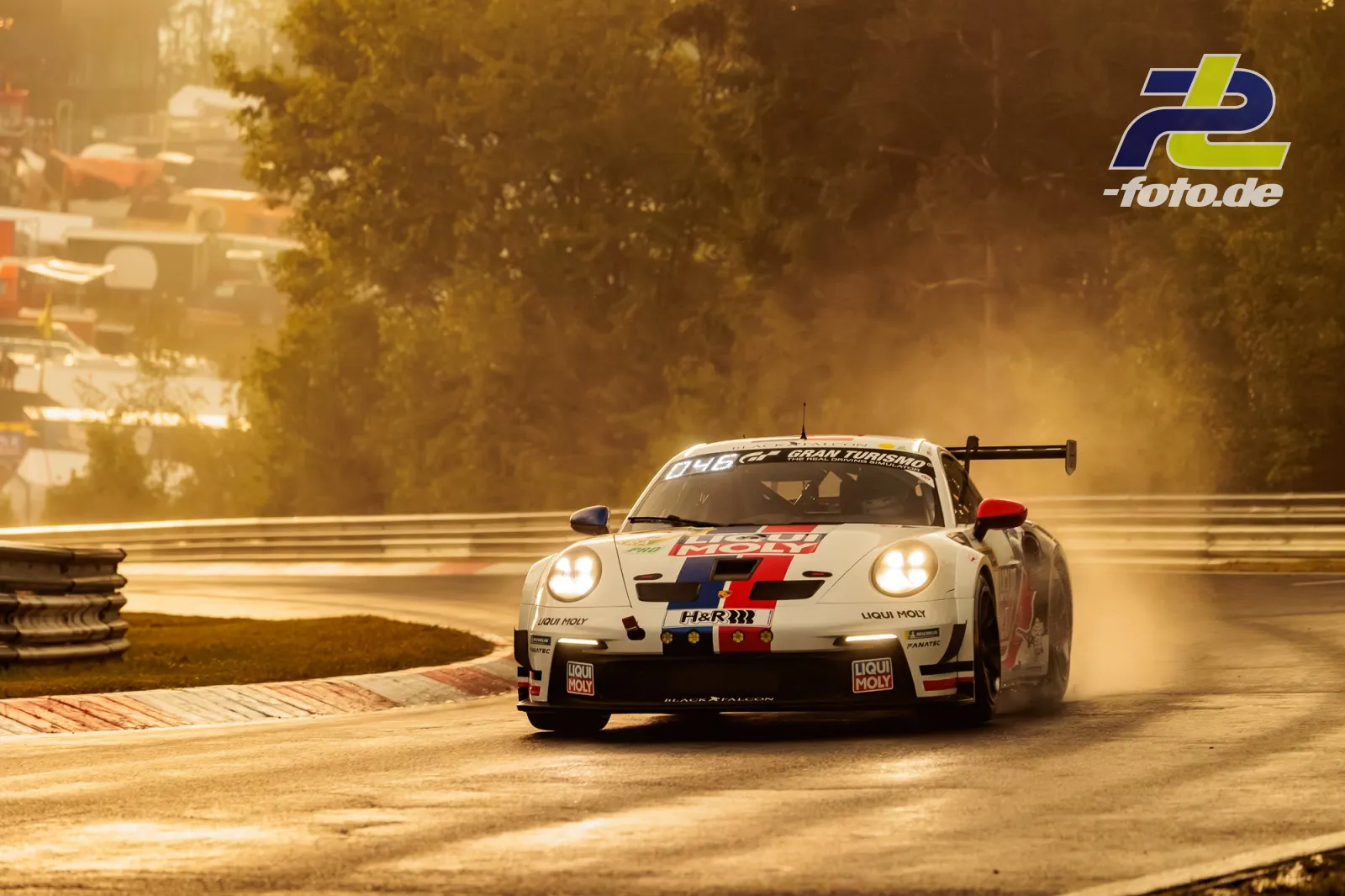 Porsche 911 GT3 Cup in Kurve bei goldenem Gegenlicht auf dem Nürburgring, Staub und aufgewirbelter Dreck im Hintergrund während des Qualifyings.