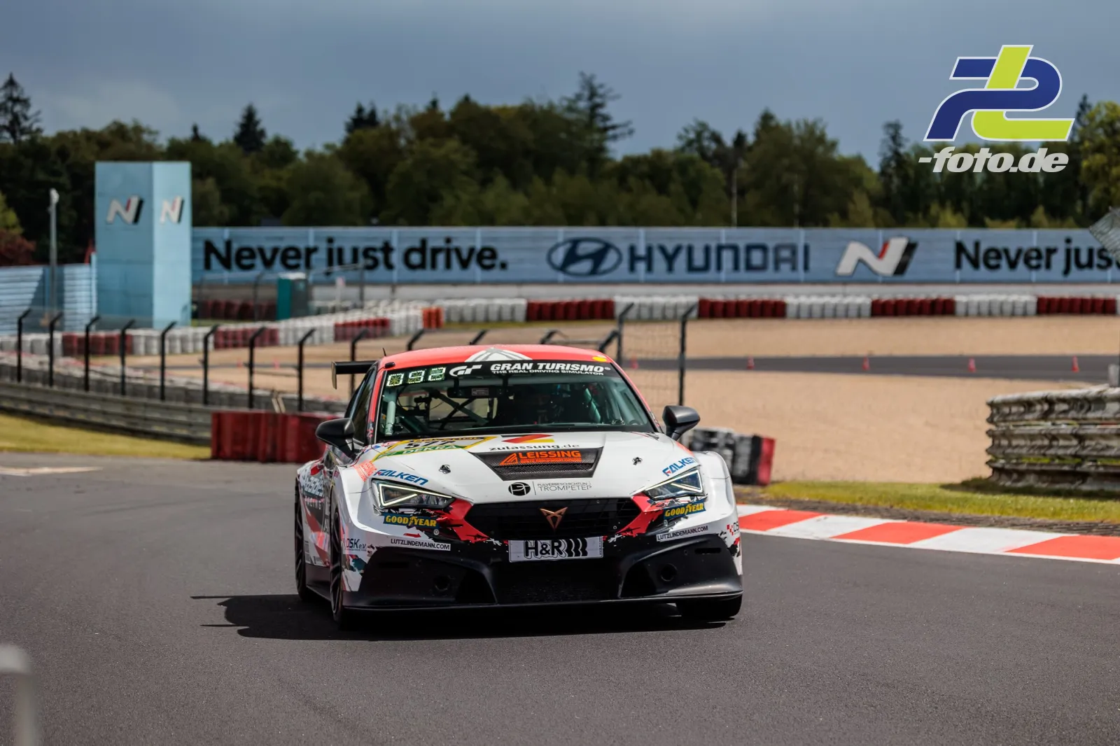 Cupra Leon Competición TCR von asBest Racing in Kurve beim Qualifying zum 24h-Rennen Nürburgring, Fahrzeug nutzt Randstein