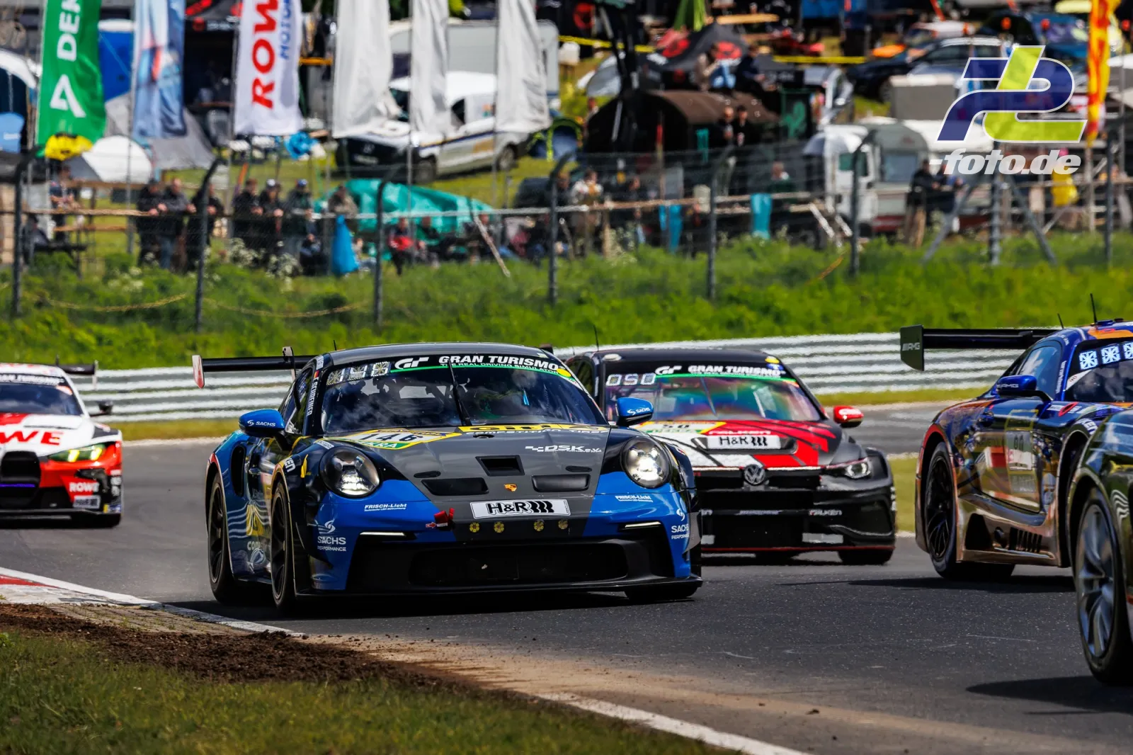 Porsche 911 GT3 Cup in Blau-Schwarz während des Qualifyings auf dem Nürburgring, gefolgt von weiteren Rennwagen im dichten Feld.