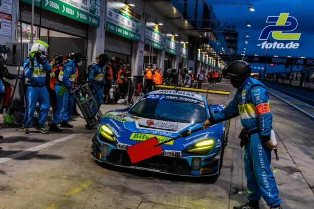 McLaren beim Boxenstopp während des 24h-Rennens auf dem Nürburgring in der Abenddämmerung.