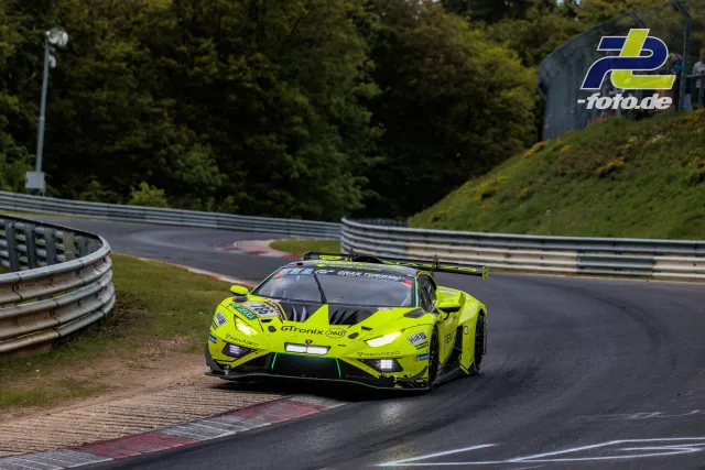 Neongelber Lamborghini Huracán GT3 #786 in einer Kurve auf der Nürburgring-Nordschleife beim 24h-Rennen.
