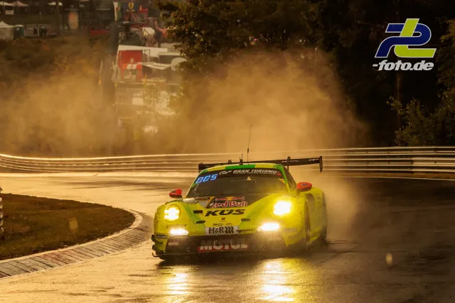 Porsche 911 GT3 R mit Startnummer 911 in dramatischem Gegenlicht bei Staubaufwirbelung auf der Nordschleife während des Qualifyings.