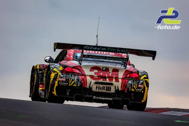 BMW M4 GT3 mit 3M-Lackierung fährt über eine Kuppe auf dem Nürburgring während des 24h-Rennens.