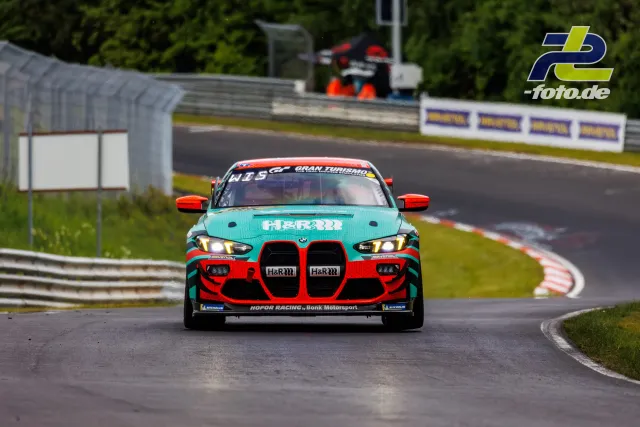 BMW M4 GT4 in türkis-oranger Lackierung auf der Nordschleife des Nürburgrings im Qualifying zu den 24h Nürburgring.