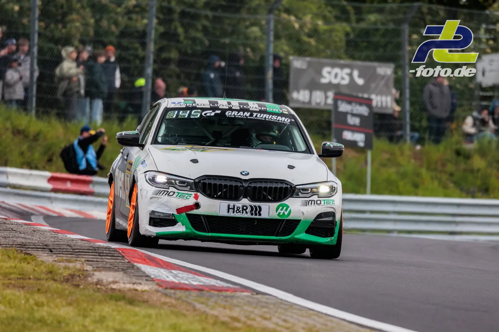 BMW 330i Nr. 501 von Adrenalin Motorsport Team Mainhattan Wheels in einer Kurve beim 24h-Rennen Nürburgring 2026.