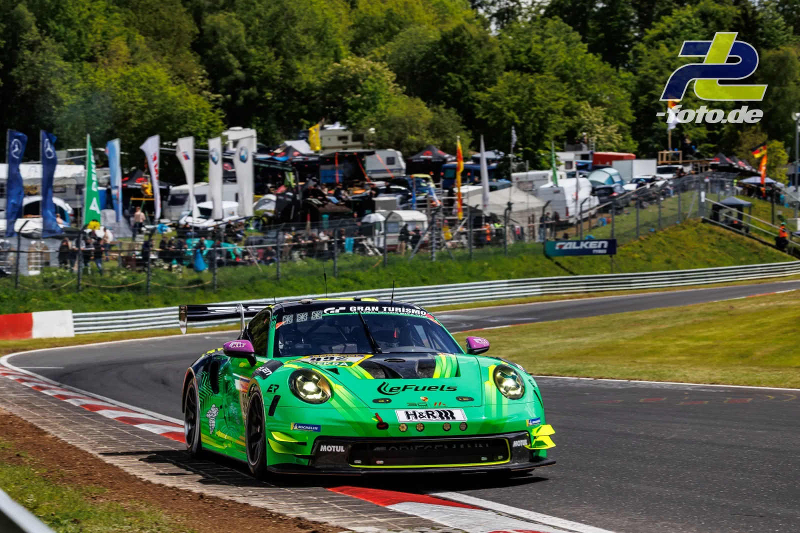 Porsche 911 GT3 CUP MR in grüner Lackierung während des Qualifyings zum ADAC RAVENOL 24h Nürburgring auf der Nordschleife.