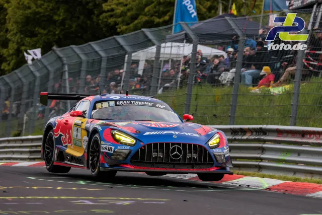 Mercedes-AMG GT3 Nummer 3 in blau-roter Red Bull Lackierung auf der Nordschleife beim 24h-Rennen, Zuschauer im Hintergrund.