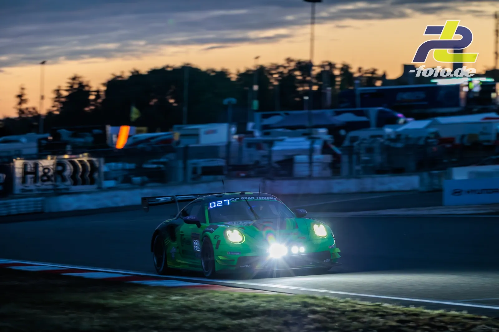Porsche 911 GT3 CUP MR #992 bei Abenddämmerung mit leuchtenden Scheinwerfern auf dem Nürburgring während des 24h-Rennens 2026