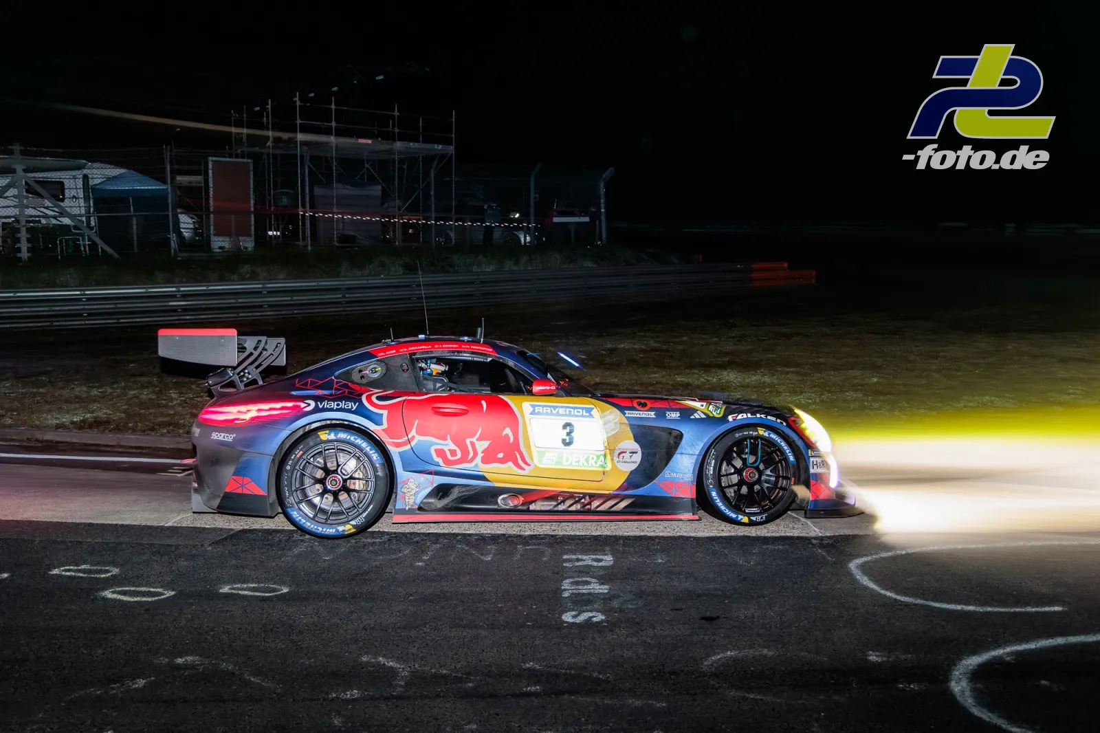 Mercedes-AMG in Red Bull-Lackierung bei Nachtfahrt auf dem Nürburgring, Startnummer 3, mit glühendem Abgasfeuer.