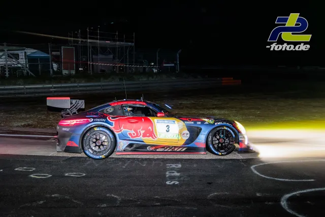 Mercedes-AMG in Red Bull-Lackierung bei Nachtfahrt auf dem Nürburgring, Startnummer 3, mit glühendem Abgasfeuer.