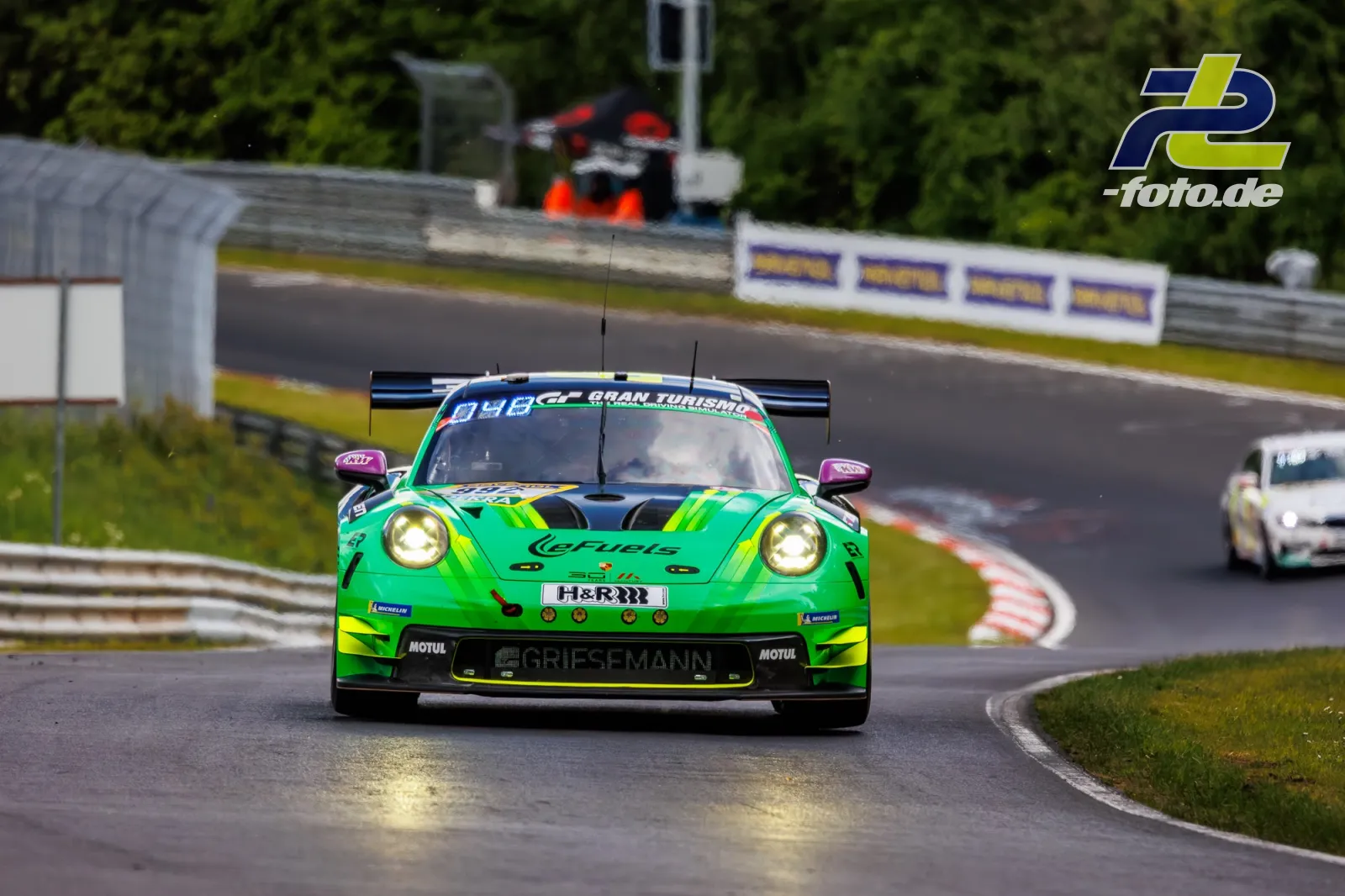 Grün-gelber Porsche 911 GT3 CUP MR von Manthey auf nasser Nordschleife beim Qualifying zum ADAC RAVENOL 24h Nürburgring 2026.