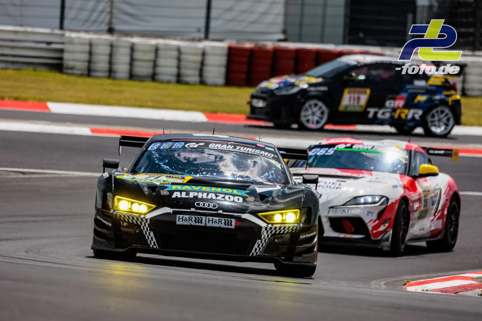 Audi R8 LMS GT3 evo II von JUTA Racing führt im Qualifying vor Verfolgern auf der Nordschleife beim 24h-Rennen Nürburgring.