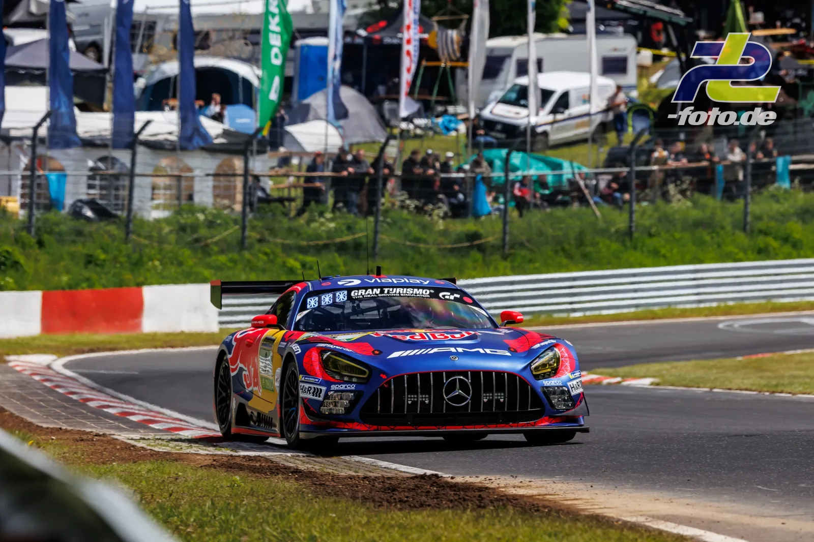 Mercedes-AMG GT3 Nummer 3 in blau-roter AlphaTauri-Lackierung in einer Kurve auf dem Nürburgring während des Qualifyings.