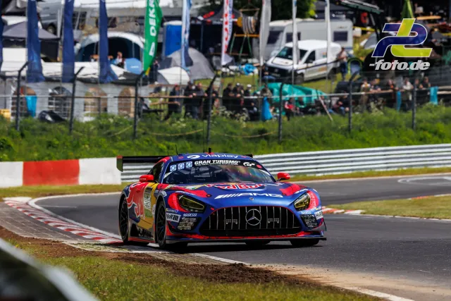 Mercedes-AMG GT3 Nummer 3 in blau-roter AlphaTauri-Lackierung in einer Kurve auf dem Nürburgring während des Qualifyings.