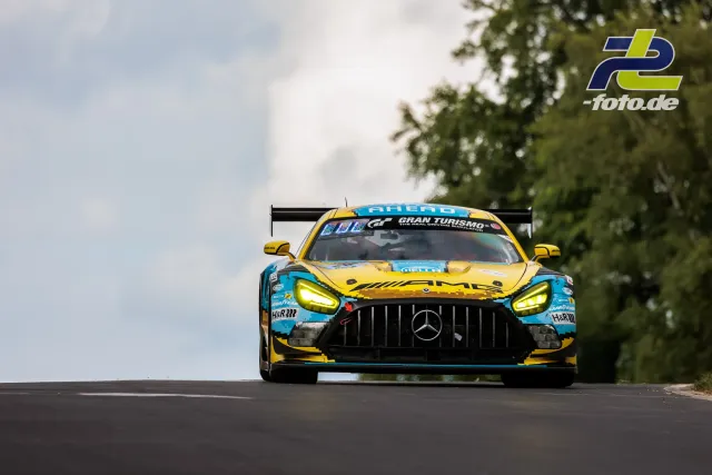 Mercedes-AMG GT3 in gelb-blauer Lackierung frontal auf dem Nürburgring beim 24h-Rennen.