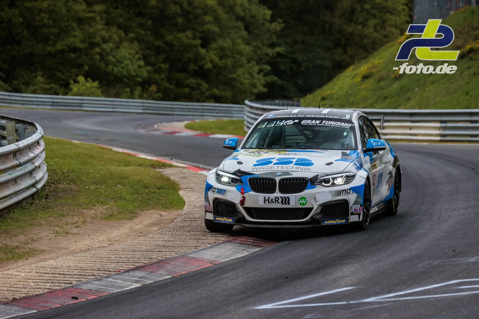 BMW M240i #652 mit WAGETECHNIK-Sponsoring in Kurve auf der Nürburgring-Nordschleife beim 24h-Rennen.