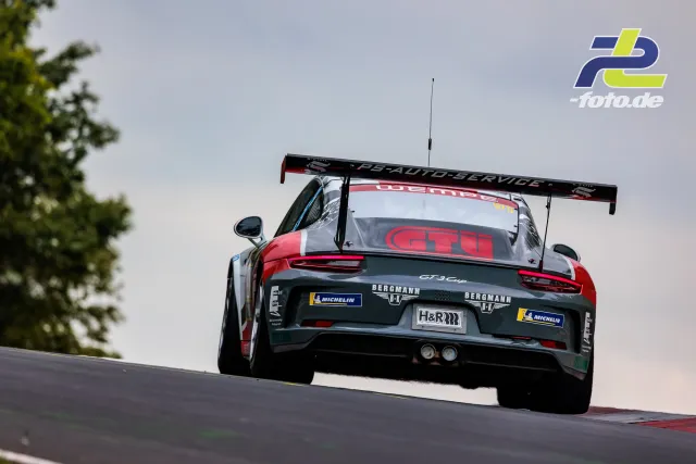 Porsche 911 GT3 Cup bei Kuppe auf dem Nürburgring während des 24-Stunden-Rennens.