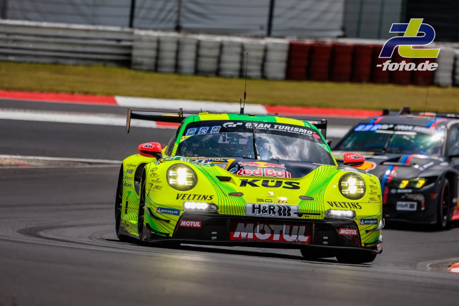 Porsche 911 GT3 R in neongelb-grüner Lackierung von Manthey Racing während des Qualifyings zum ADAC RAVENOL 24h Nürburgring 2026.