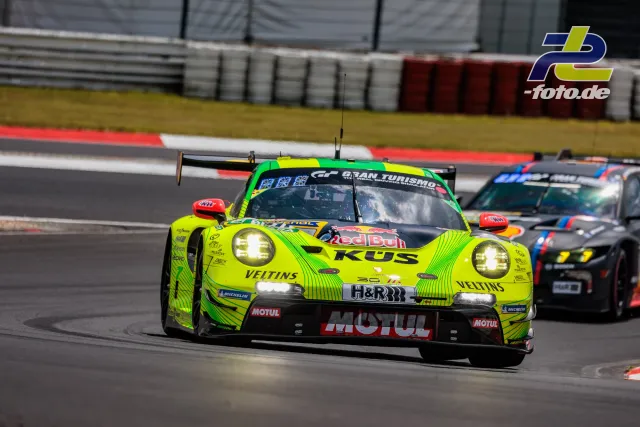 Neongelber Porsche 911 GT3 R mit Red Bull und KÜS-Lackierung führt BMW M4 GT3 während des Qualifyings auf dem Nürburgring an.