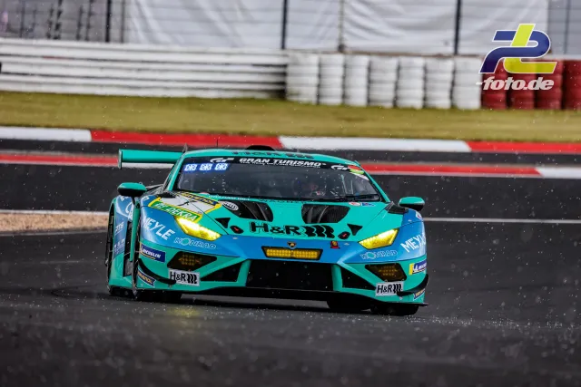 Lamborghini Huracán in türkis-blauer H&R-Lackierung auf nasser Strecke am Nürburgring bei Schneefall im Qualifying.