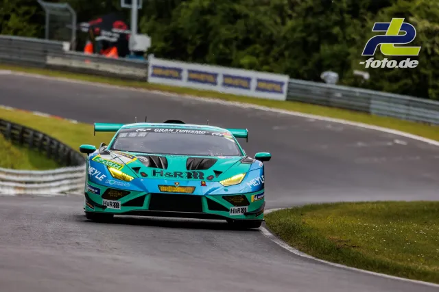 Lamborghini Huracán GT3 in türkis-blauer H&R-Lackierung in Kurve auf der Nordschleife während Qualifying zum 24h-Rennen.