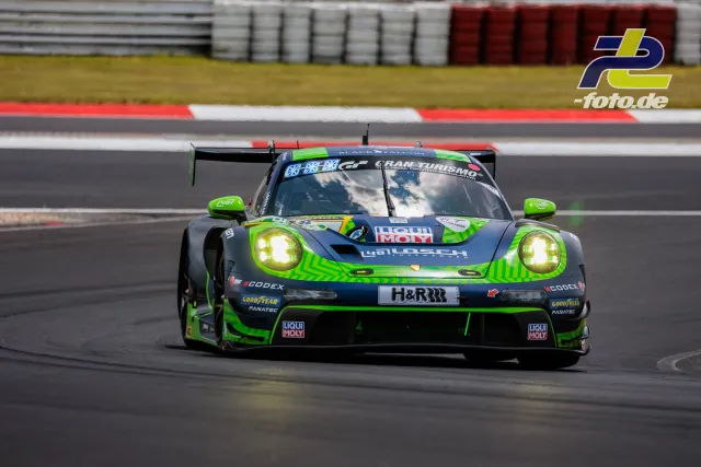 Porsche 911 GT3 R #48 in grau-grüner Lackierung während des Qualifyings zum 24h-Rennen Nürburgring auf der Nordschleife.