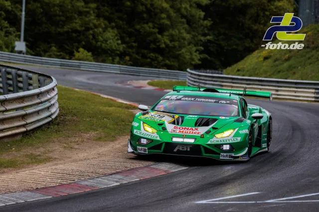 Grüner Lamborghini Huracán GT3 mit ABT-Veredlung in der Nordschleifenkurve beim 24h-Rennen Nürburgring