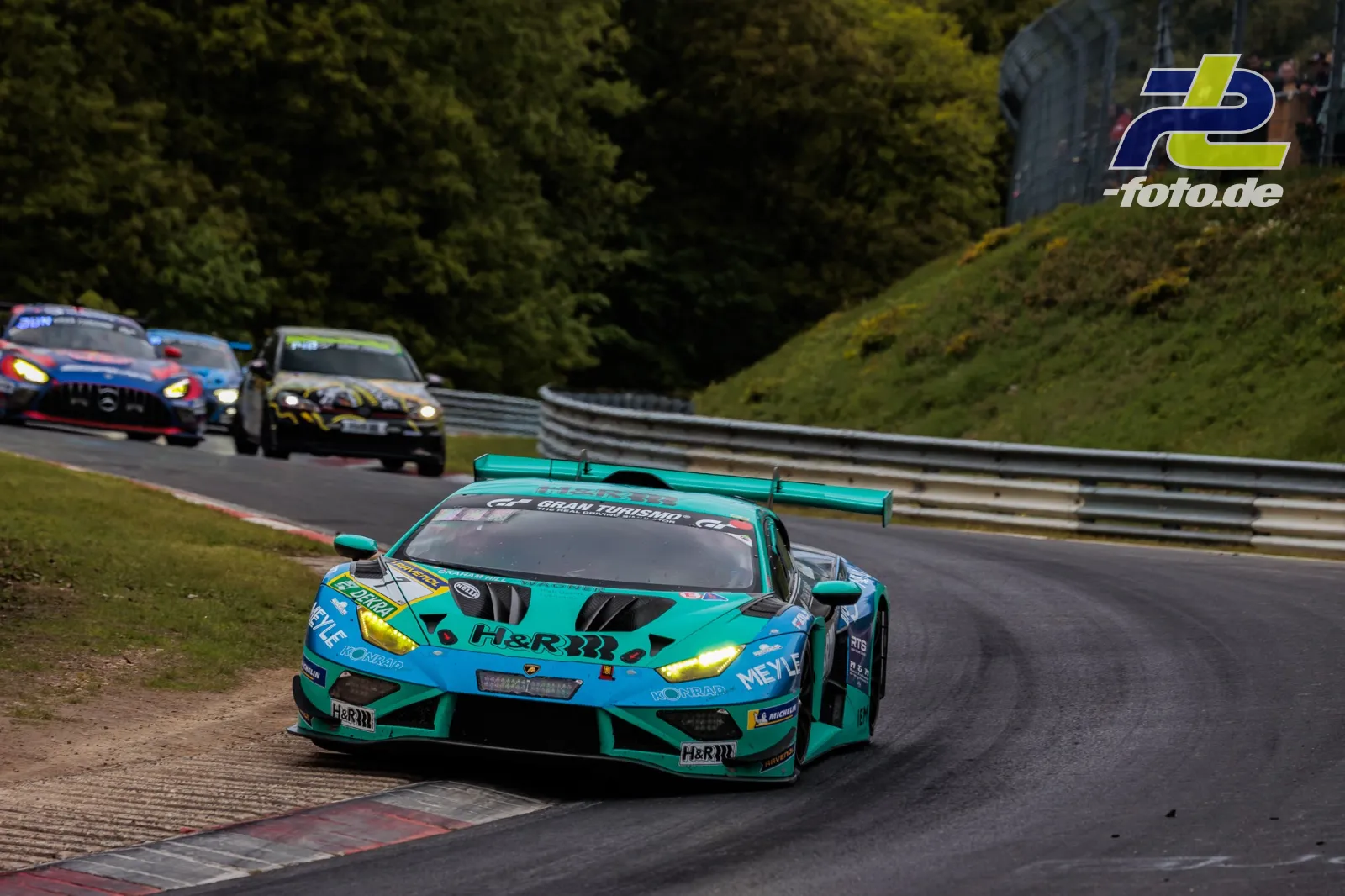 Lamborghini Huracan GT3 EVO2 #7 von Franz Konrad beim 24h-Rennen auf der Nürburgring-Nordschleife in türkiser Lackierung.