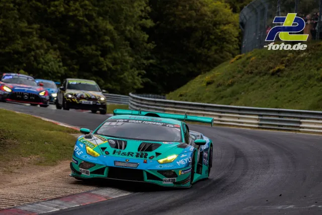 Türkisfarbener Lamborghini Huracán GT3 führt Feld auf der Nordschleife während des 24h-Rennens an