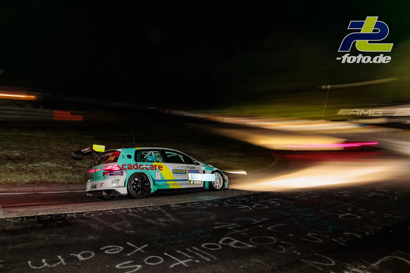 VW Golf 7 GTI TCR DSG bei Nacht auf dem Nürburgring, aufgenommen mit Mitzieher-Technik während des 24h-Rennens.