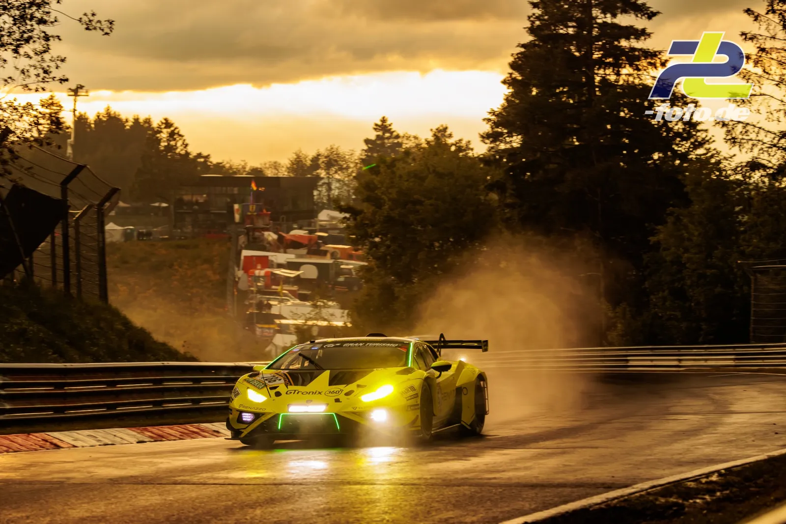 Lamborghini Huracan GT3 EVO2 #786 des Renazzo Motorsport im Gegenlicht auf nasser Nordschleife während des Qualifyings zum 24h-Rennen Nürburgring.