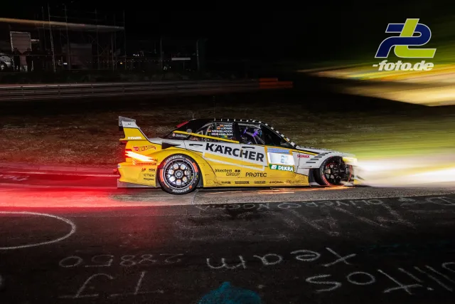 HWA EVO.R mit KÄRCHER-Lackierung bei Nacht auf dem Nürburgring, aufgenommen als Mitzieher mit Bewegungsunschärfe.