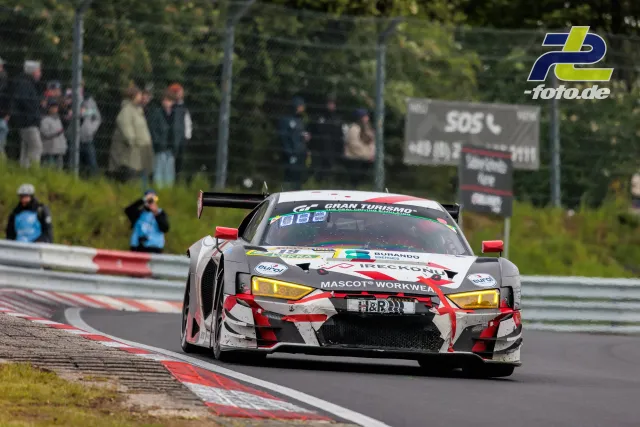 Audi R8 LMS GT3 im Rennen auf der Nürburgring-Nordschleife, Zuschauer hinter dem Zaun.
