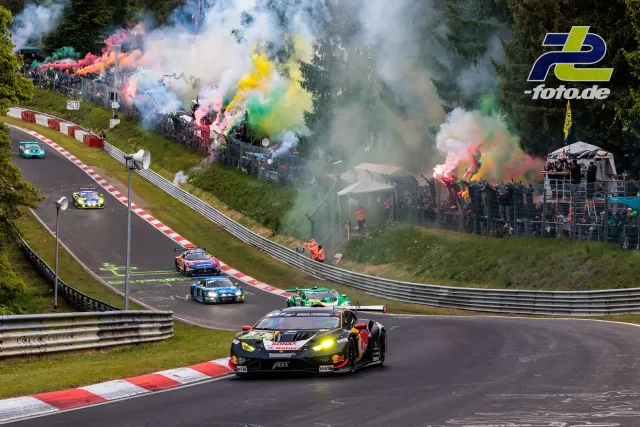 Farbenfrohe Formationsrunde beim 24h-Rennen Nürburgring mit bunten Rauchfackeln der Zuschauer