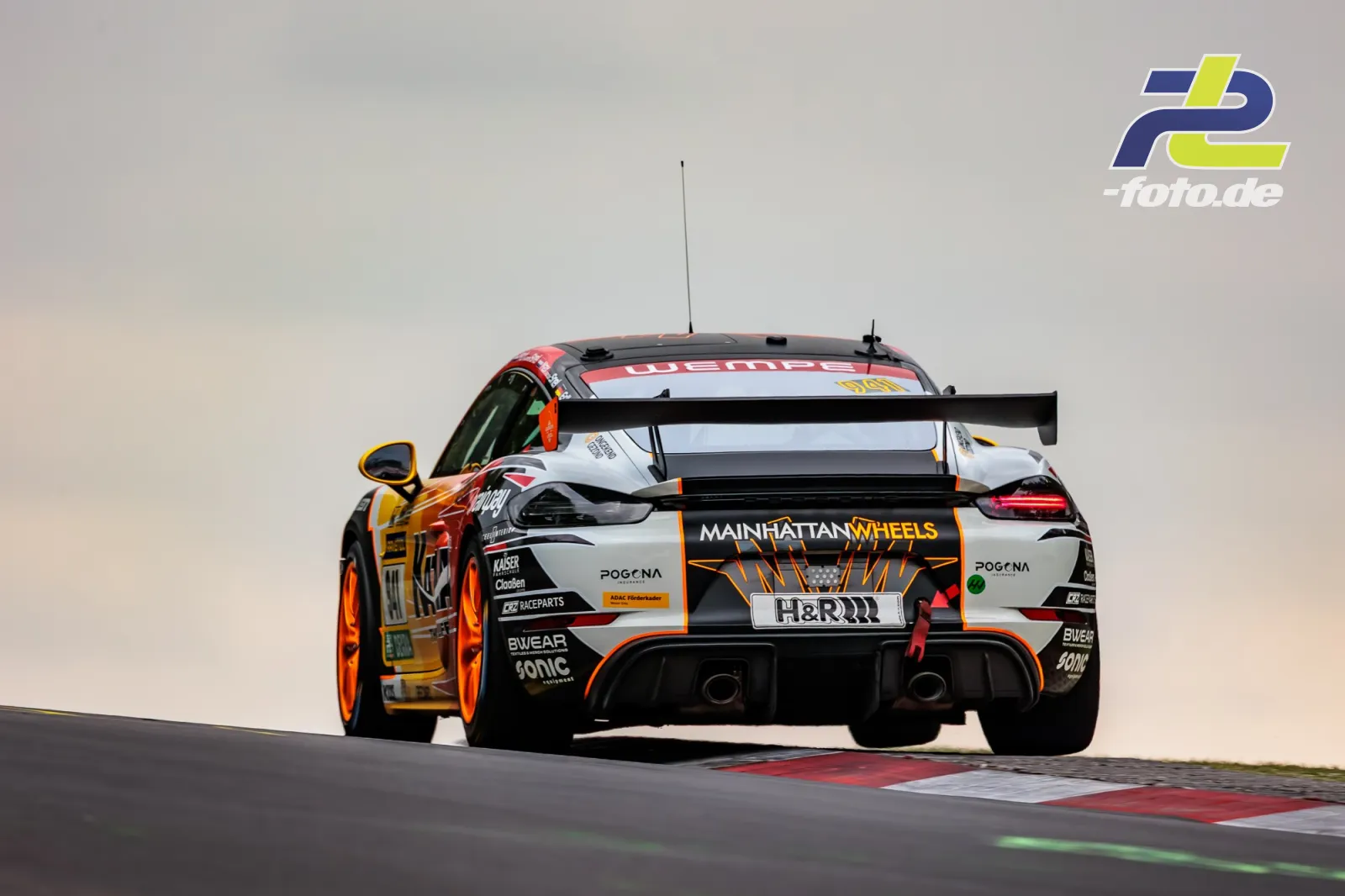 Porsche 718 Cayman GT4 Clubsport von Adrenalin Motorsport Team Mainhattan Wheels auf der Rennstrecke beim 24h-Rennen Nürburgring 2026.