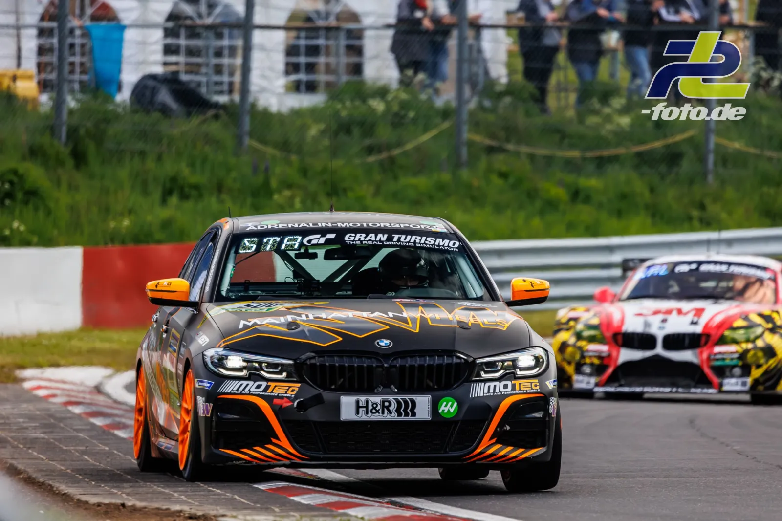 BMW 330i #500 von Adrenalin Motorsport Team Mainhattan Wheels während Qualifying 1 zum ADAC RAVENOL 24h Nürburgring 2026 in schwarz-oranger Lackierung.