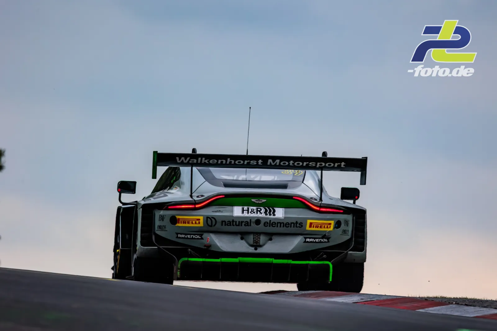 Aston Martin Vantage AMR GT3 EVO #39 von Walkenhorst Motorsport in Heckansicht auf einer Kuppe beim 24h-Rennen am Nürburgring.