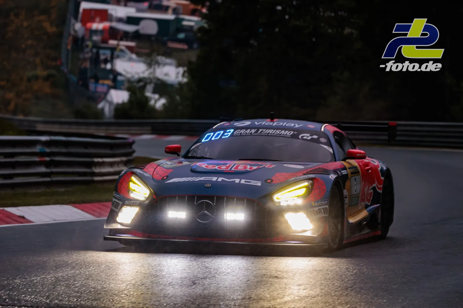 Mercedes-AMG GT3 #3 von Winward Racing mit eingeschalteten Scheinwerfern im Qualifying zum 24h-Rennen Nürburgring.