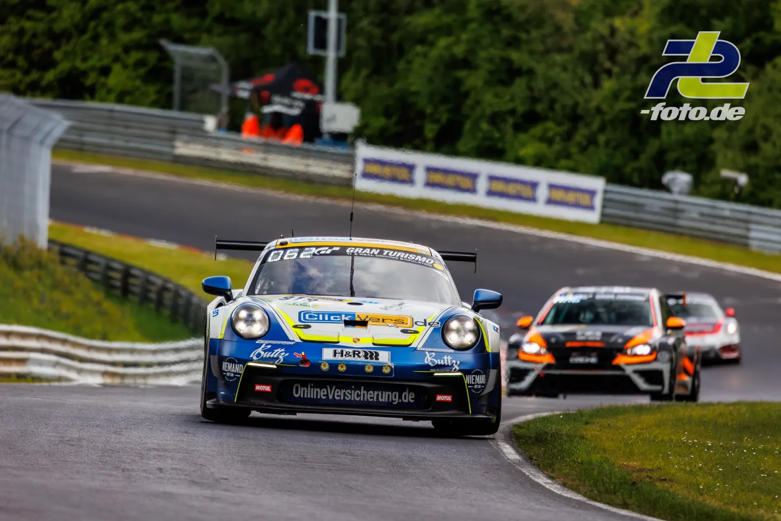 Porsche 911 GT3 Cup in blau-weißer Lackierung führt auf dem Nürburgring vor Verfolgern während des Qualifyings zum 24h-Rennen.