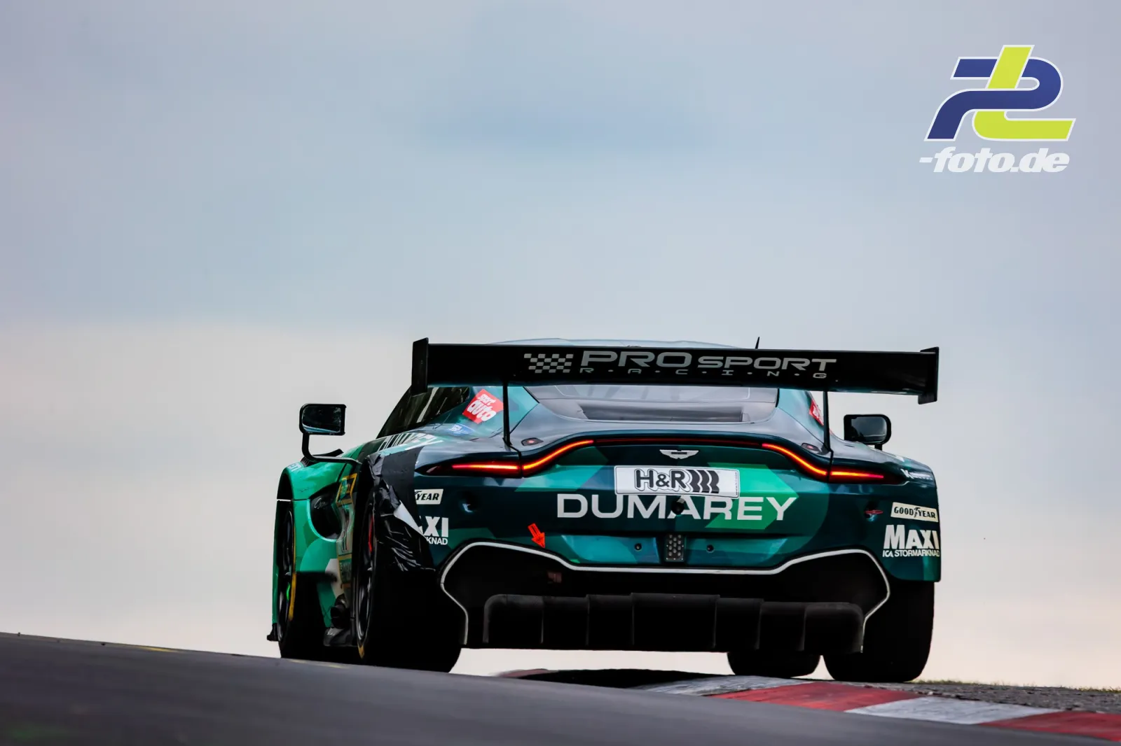 Aston Martin GT-Rennwagen von hinten über eine Kuppe fahrend beim 24h Rennen Nürburgring