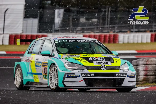 VW Golf auf nasser Strecke im Qualifying zum 24h-Rennen Nürburgring bei Regen und Schnee