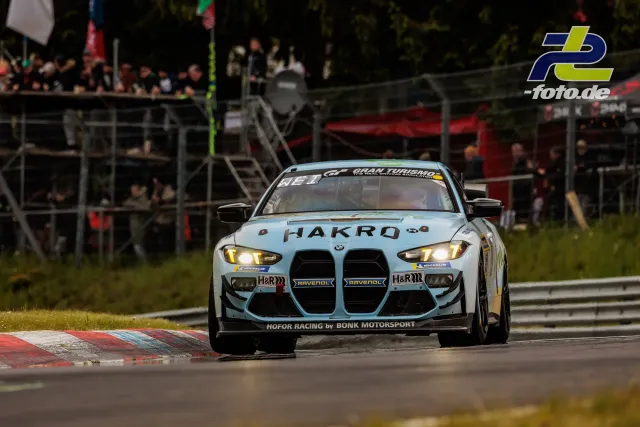 BMW M4 GT4 EVO von Hofor Racing by Bonk Motorsport in hellblauer Lackierung auf der Nordschleife beim 24h-Rennen Nürburgring