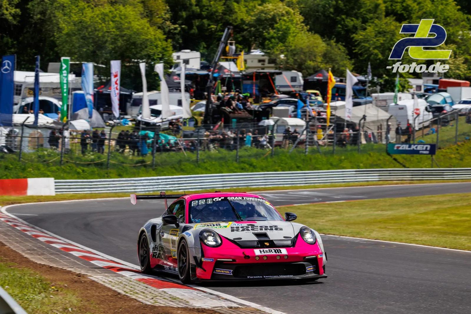 Porsche 911 GT3 R in pink-weißer Lackierung auf der Nürburgring-Nordschleife während der Qualifikation zum 24h-Rennen.