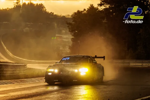 BMW im Gegenlicht während des Qualifyings auf der Nordschleife, dramatische Lichtstimmung mit tiefstehender Sonne.