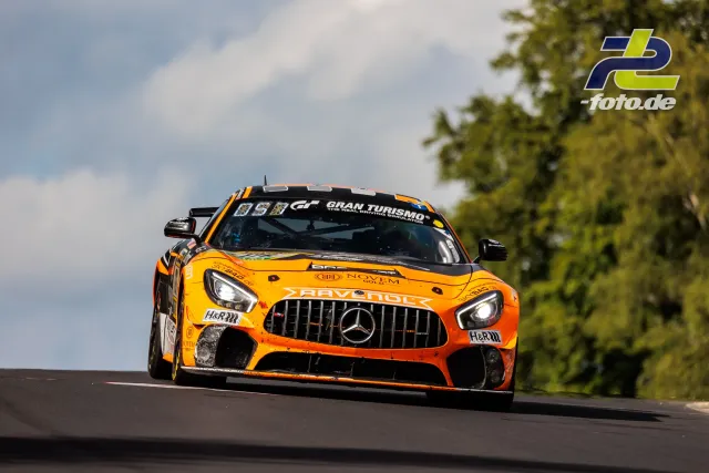 Mercedes-AMG GT in orange-schwarzer ROWE-Lackierung auf der Nordschleife während des 24h-Rennens