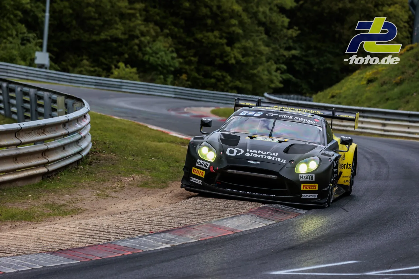 Aston Martin Vantage AMR GT3 EVO in Kurve auf der Nordschleife beim ADAC RAVENOL 24h Rennen 2026 am Nürburgring