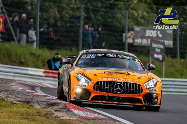 Leuchtend oranger Mercedes-AMG GT3 mit Startnummer 176 in Kurve auf der Nordschleife während des 24h-Rennens
