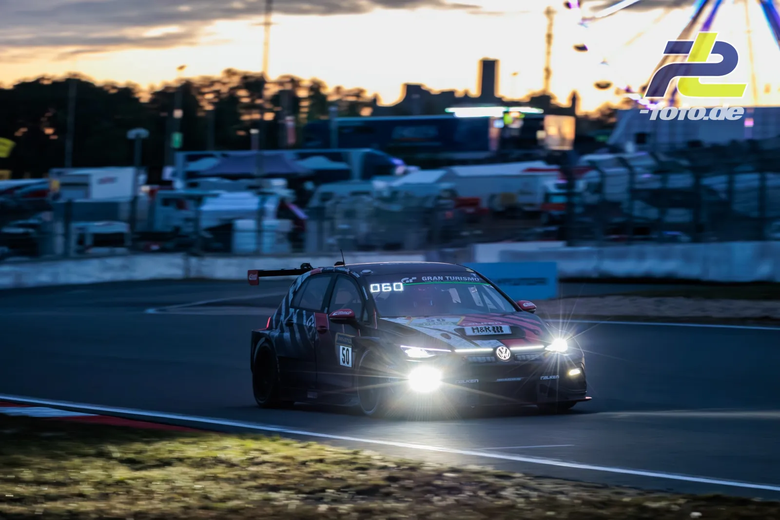 Volkswagen Polo R5 Nummer 50 mit eingeschalteten Scheinwerfern in der Dämmerung am Nürburgring während des 24h-Rennens
