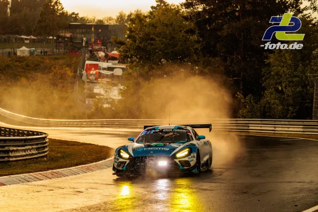 BMW M4 GT3 auf nasser Strecke am Nürburgring, Gischt spritzend bei Qualifying-Fahrt im Gegenlicht.